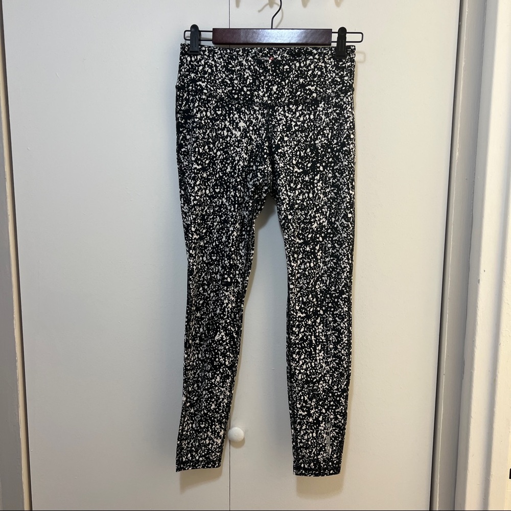 Reebok Printed Black and White Athletic Leggings EUC
